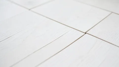 Bielenie parkietu dębowego