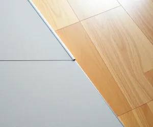 Jak połączyć płytki z parkietem