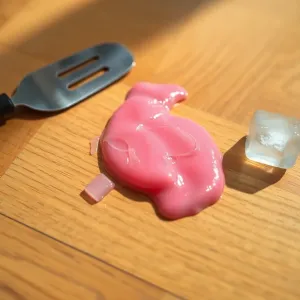 Jak usunąć ślady gumy z parkietu